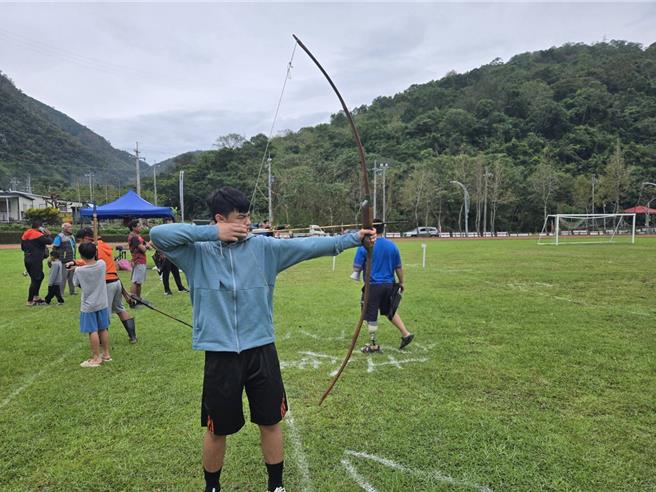 今年活动16日在澳花村运动场举行，有狩猎、射箭、锯木、拔河及抓鸡等竞赛。（民眾提供／吴佩蓉宜兰传真）