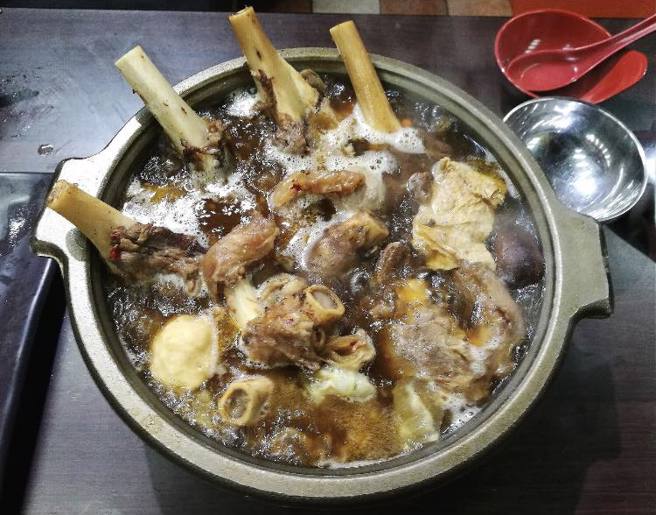 新店碧潭风景区的「羴大王养生自助吃到饱羊肉炉」已歇业，让老顾客哀号。（翻摄自 羴大王养生自助吃到饱羊肉炉脸书）