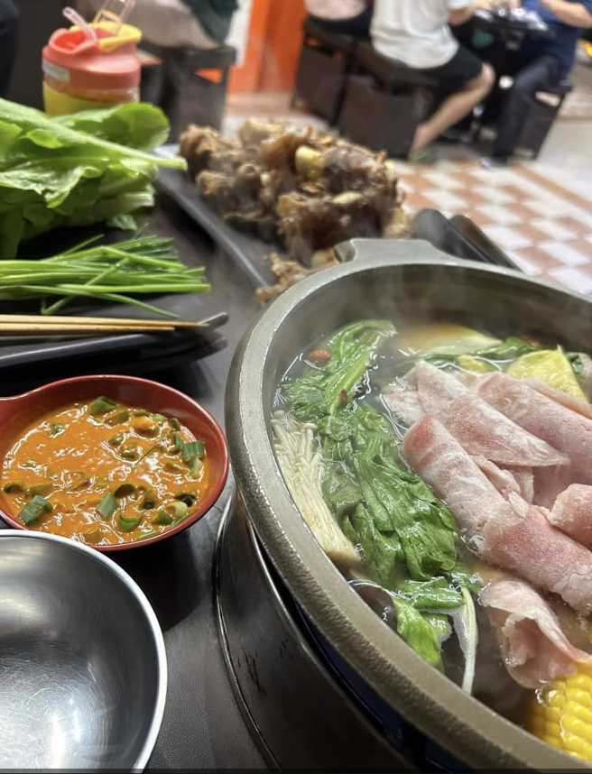 「羴大王养生自助吃到饱羊肉炉」有羊肉、青菜、火锅料吃到饱，一人价格只要550元。（翻摄自 羴大王养生自助吃到饱羊肉炉脸书）