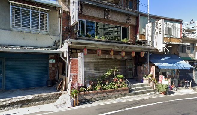 新店碧潭风景区的「羴大王养生自助吃到饱羊肉炉」已歇业，让老顾客哀号。（翻摄自Google Map）