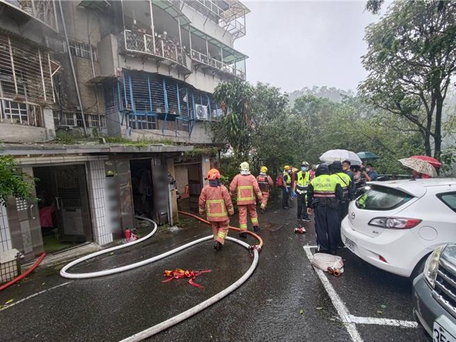 新北市新店区业路81巷38号某5楼建筑物，今（17）日中午12时55分惊传火警。（新北消防局提供）