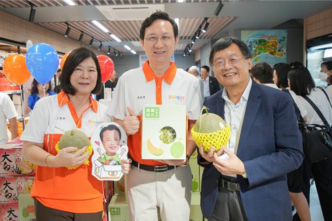 这次由嘉义县副县长刘培东（右）带队，偕同番路乡农会、鑫溶水产实业股份有限公司、打猫果菜生产合作社、林韵茶园等多家业者出席新台湾馆开幕活动。（嘉义县政府提供／吕妍庭嘉义传真）