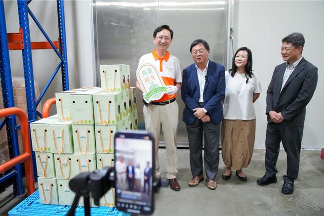 现场直接与当地网红合作直播销售。（嘉义县政府提供／吕妍庭嘉义传真）