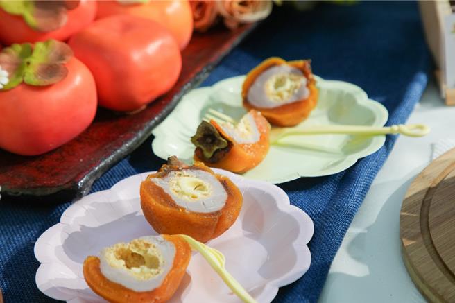 番路乡农会总干事赵幸芳现场分享柿子与茶食农教育体验，教导民眾制作柿饼冰淇淋。（嘉义县政府提供／吕妍庭嘉义传真）