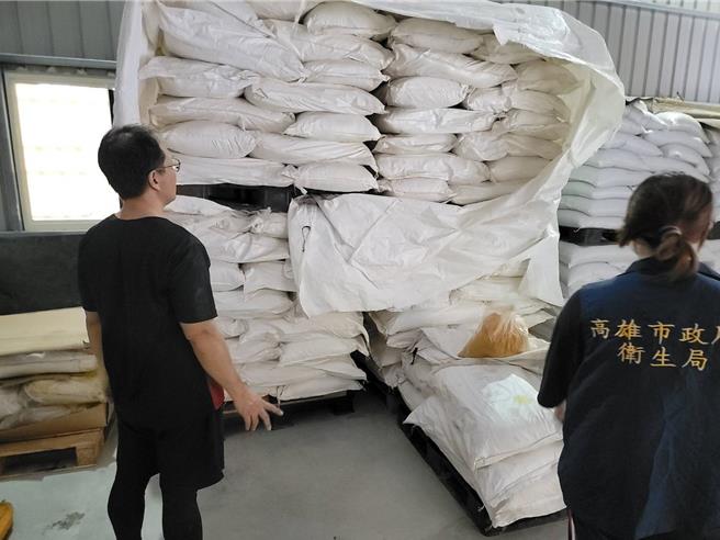 台北、桃园分别有姜黄粉验出致癌苏丹红色素，经查原料进口商来自高雄，卫生局获报后立即前往查缉，发现已出货5.7吨恐已吃下肚。（高雄市卫生局提供／任义宇高雄传真）
