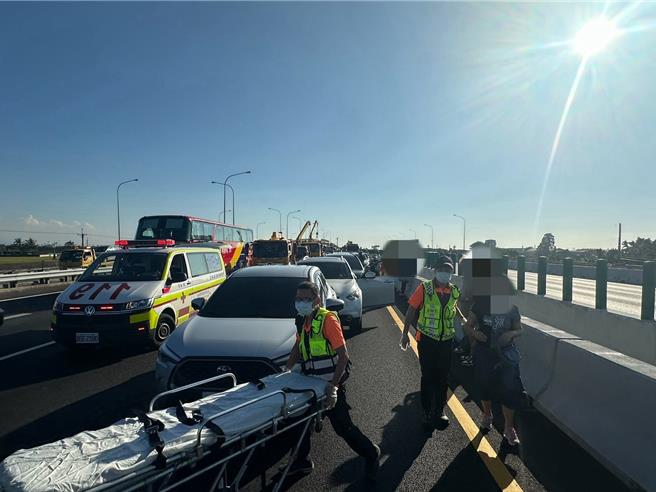 國道一號北上西螺路段今天下午發生16車追撞事故，派出多輛救護車搶救。（民眾提供）