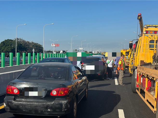 16輛轎車、休旅車追撞，車殼碎片、零件散落一地。（民眾提供）