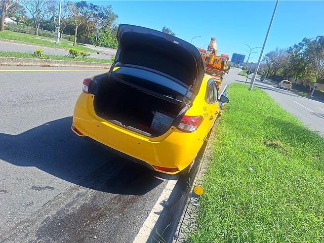 计程车疑似车辆故障衝撞分隔岛，地面留有油渍。（民眾提供／萧嘉蕙台东传真）