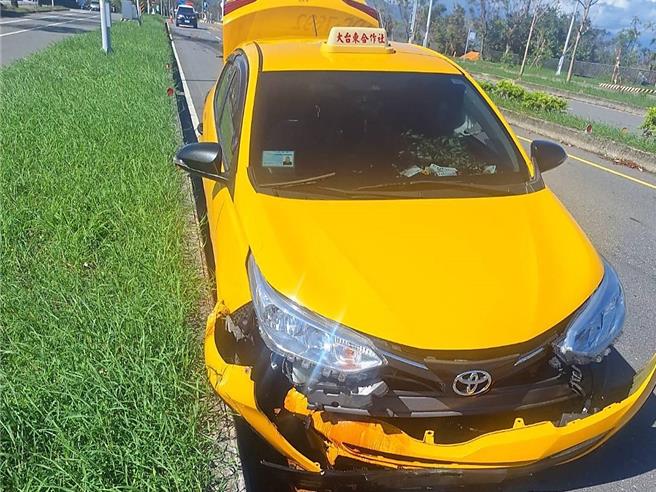 计程车前保险杆掉落，驾驶座安全气囊爆开，零件散落一地。（民眾提供／萧嘉蕙台东传真）