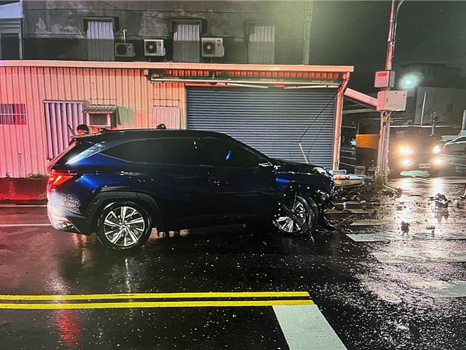 陳姓男子酒駕逆向行駛，失控自撞紅綠燈，車頭全毀。（民眾提供／蕭嘉蕙台東傳真）