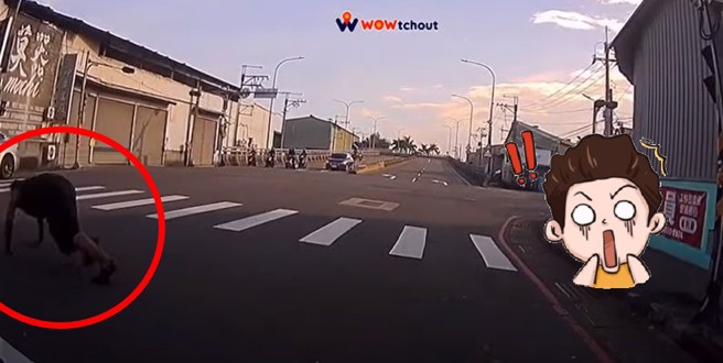 怪异男子过马路突然趴下做运动，被按喇叭驱赶。（翻摄WoWtchout）