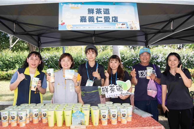 今頒獎表揚31家「金搖獎」業者，多家業者也在現場擺攤，供民眾試吃、採買。（嘉義市政府提供／呂妍庭嘉義傳真）