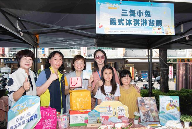 今頒獎表揚31家「金搖獎」業者，多家業者也在現場擺攤，供民眾試吃、採買。（嘉義市政府提供／呂妍庭嘉義傳真）