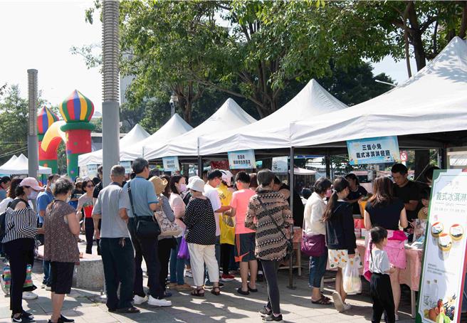 多家業者也在現場擺攤，供民眾試吃、採買。（嘉義市政府提供／呂妍庭嘉義傳真）