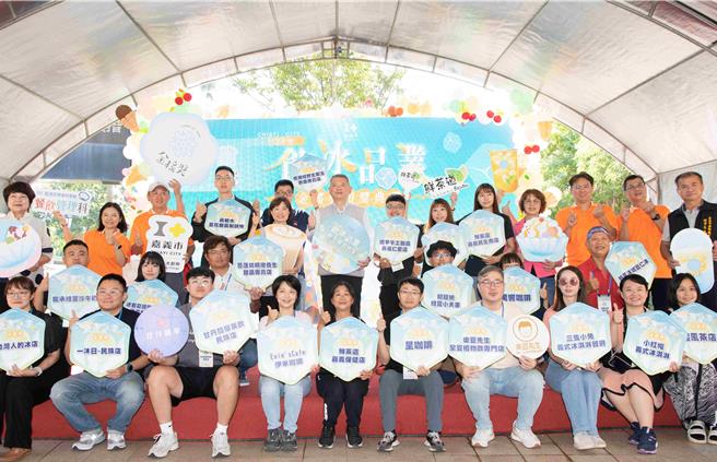 衛生局選出40家進行評核及檢驗，最終選出31家業者入選「金搖獎」殊榮多家業者也在現場擺攤，供民眾試吃、採買。（嘉義市政府提供／呂妍庭嘉義傳真）