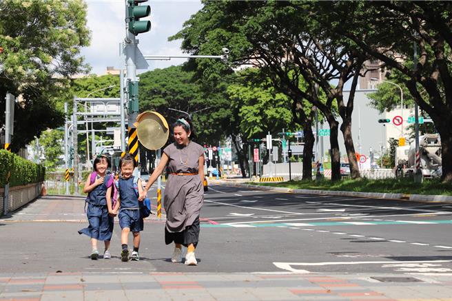 高雄市政府新闻局近日特别邀请亲子网红Summer，携手可爱的双胞胎汤汤水水，共同拍摄交通安全宣导短片。（高市府提供）