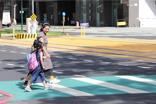 高雄市政府新闻局近日特别邀请亲子网红Summer，携手可爱的双胞胎汤汤水水，共同拍摄交通安全宣导短片。（高市府提供）