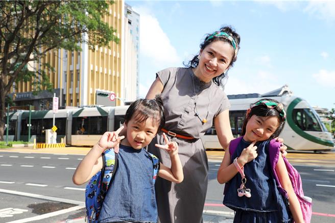 高雄市政府新闻局近日特别邀请亲子网红Summer，携手可爱的双胞胎汤汤水水，共同拍摄交通安全宣导短片。（高市府提供）