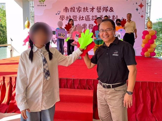 南投家扶中心17日下午在南投市兒少培力館舉辦「藝起同歡」展現家扶才藝隊與學校暨社區認養計畫成果發表會，小六黃姓學生分享，不僅學習到舞蹈更體會到舞台的魅力，讓她早早就選定想往戲曲領域發展。（南投家扶中心提供／潘虹恩南投傳真）