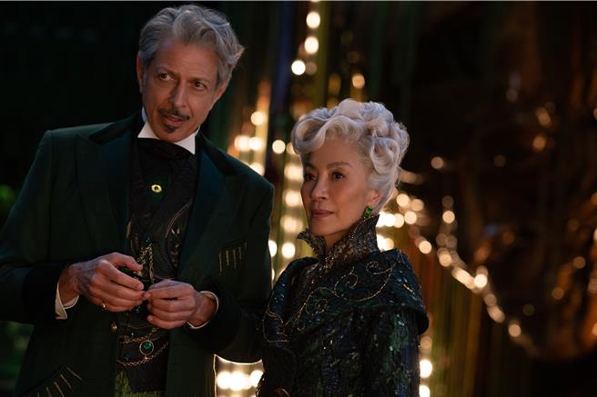 《魔法壞女巫》演員陣容華麗，還有楊紫瓊（右）也有演出。（圖／環球影業提供）