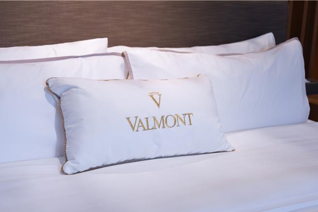 桃园大溪笠復威斯汀度假酒店携手瑞士顶级保养 SPA 品牌 Valmont合作，床寝也印上其LOGO。（桃园大溪笠復威斯汀度假酒店提供／吴娮翎台北传真）