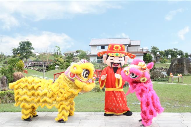 绿舞饭店大年初一邀请舞狮团表演与旅客拜年贺新春，团聚欢度春节。（绿舞饭店提供）