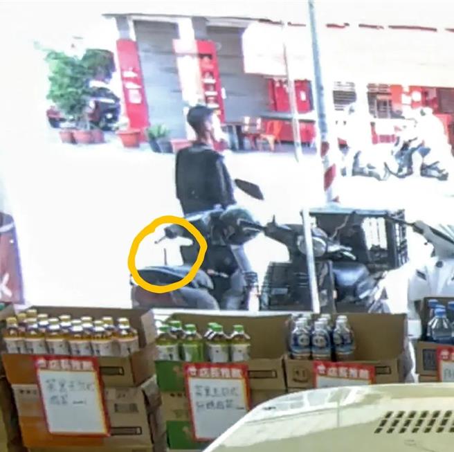 高雄街頭驚傳有醉男持刀刺向機車坐墊嚇壞民眾。（翻攝自「Threads」／任義宇高雄傳真）