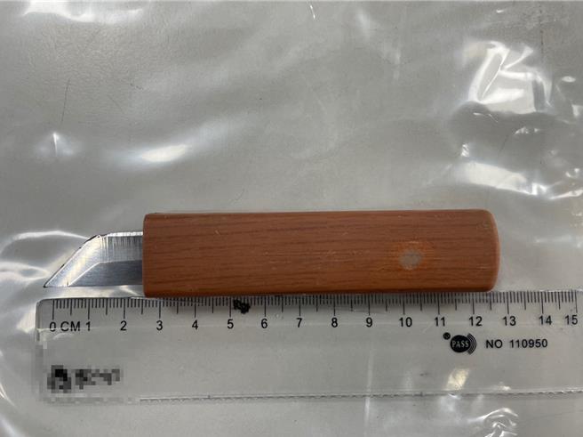 警方逮到醉男後，找到其所持的小型木製雕刻刀。（警方提供／任義宇高雄傳真）
