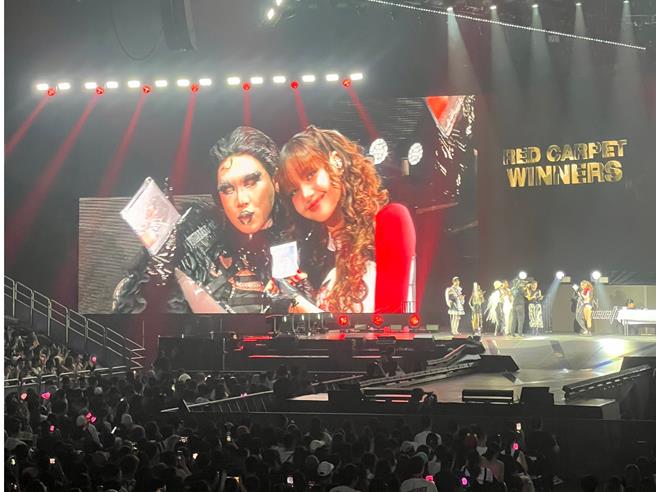 LISA开心与幸运获得第一名的粉丝合照。（读者提供）