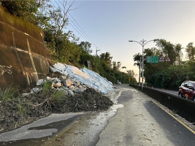 龙崎182线29公里处边坡挡土墙8月17日崩塌后，用路人好奇障碍物怎都不清？工务局也说明，已在争取经费施作新的挡土墙，至于现地仍需要防护。（曹婷婷摄）