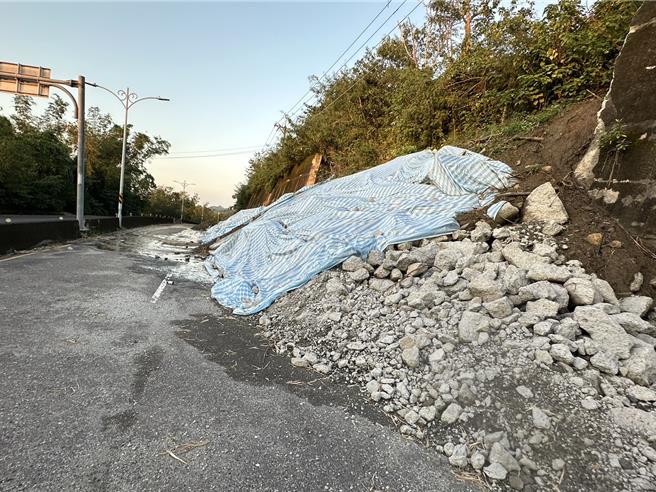 龙崎182线29公里处边坡挡土墙8月17日崩塌后，用路人好奇障碍物怎都不清？工务局也说明，已在争取经费施作新的挡土墙，至于现地仍需要防护。（曹婷婷摄）
