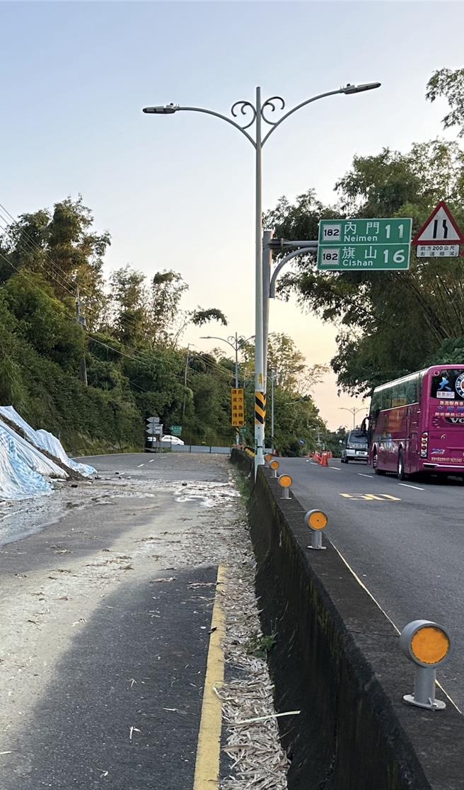 龙崎182线29公里处边坡挡土墙8月17日崩塌，目前该路段仍封闭车道，4线道变2线道。（曹婷婷摄）