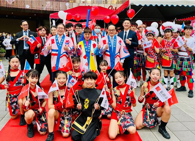 穿梭蘋果樂園，遠百弘前物產展甜蜜登場。（遠百提供）