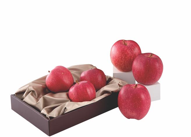 板橋大遠百頂級弘前世界一蘋果，特價每顆299元。（遠百提供）