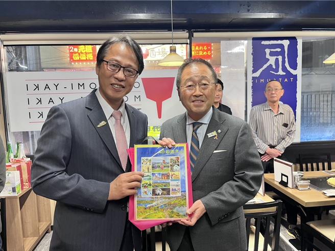 宜兰冬山乡长林峻辅（左）16、17日亲率馨山茶园、明星茶园及青山茶园的茶农，赴东京参与「2024大田台湾节活动」。（冬山乡公所提供／吴佩蓉宜兰传真）