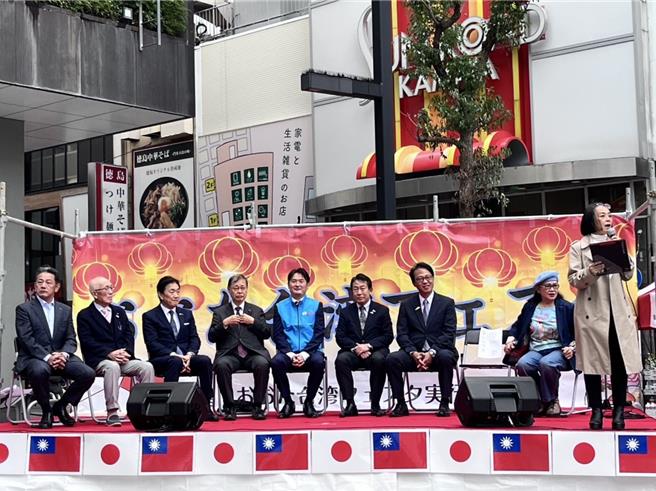 宜兰冬山乡长林峻辅（右一）16、17日亲率馨山茶园、明星茶园及青山茶园的茶农，赴东京参与「2024大田台湾节活动」。（冬山乡公所提供／吴佩蓉宜兰传真）