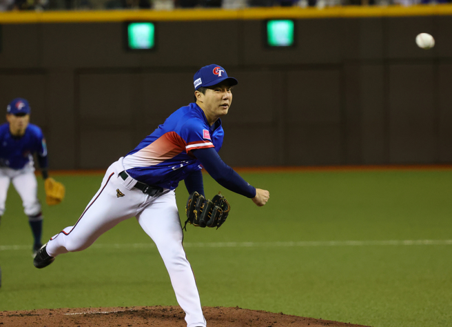 12强棒球赛中华队17日出战澳洲队，由郭俊麟担任先发投手。（刘宗龙摄）