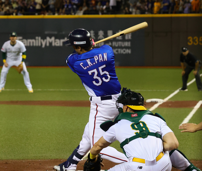 12强棒球赛中华队17日出战澳洲队，潘杰楷1局上适时安打，送回球队第1分。（刘宗龙摄）