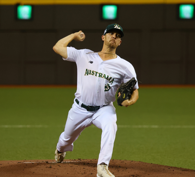 12强中澳大战澳洲队先发投手纽柏恩只投1.2局就退场。（刘宗龙摄）