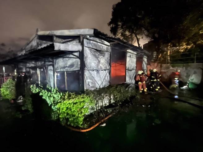 树林大同山的景观餐厅突然起火燃烧，消防队到场扑灭火势。（翻摄画面）