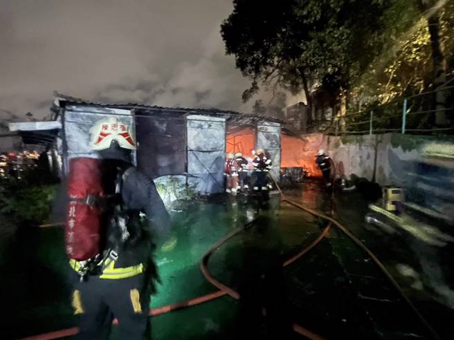 树林大同山的景观餐厅突然起火燃烧，消防队到场扑灭火势。（翻摄画面）