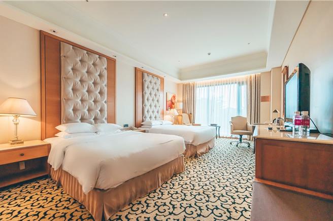 義大皇家酒店推出暖冬雙享專案，立即預定豪華客房可免費升等至雅緻家庭房。（義大世界提供）