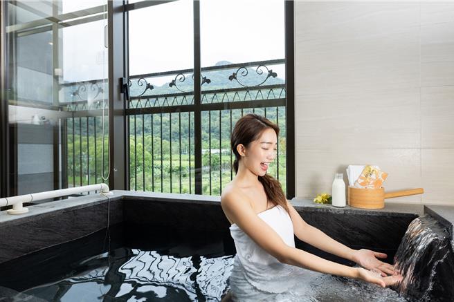 瑞穗天合國際觀光酒店每間客房內皆可享受在地溫泉「黃金湯」。（天成飯店集團提供）