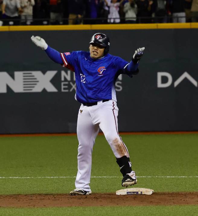 中华队曾颂恩4局上带两分打点的安打，帮助中华队4比1领先澳洲队。（刘宗龙摄）