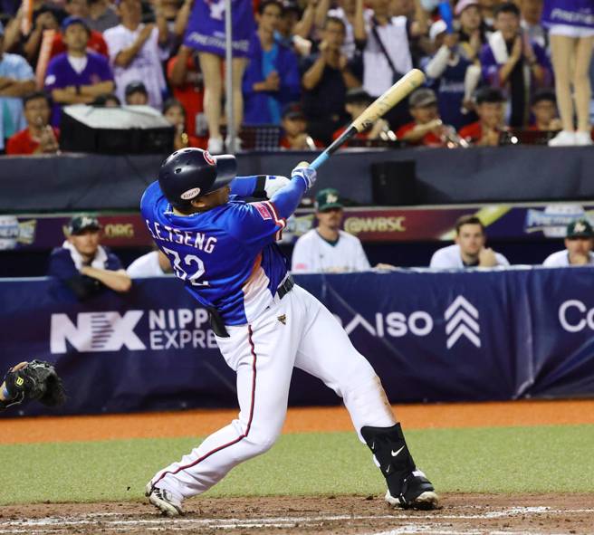 中华队曾颂恩4局上带两分打点的安打，帮助中华队4比1领先澳洲队。（刘宗龙摄）