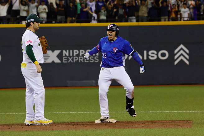 中华队曾颂恩（右）4局上带两分打点的安打，帮助中华队4比1领先澳洲队，站上垒包后开心大吼。（刘宗龙摄）