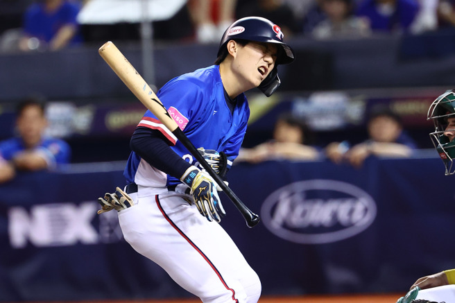 中华队江坤宇4局上挨触身球。（中华棒协提供）