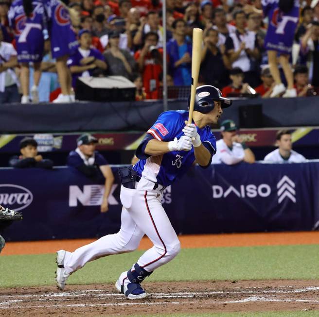 中华队潘杰楷敲回中华队与澳洲一战团队第1分。（刘宗龙摄）