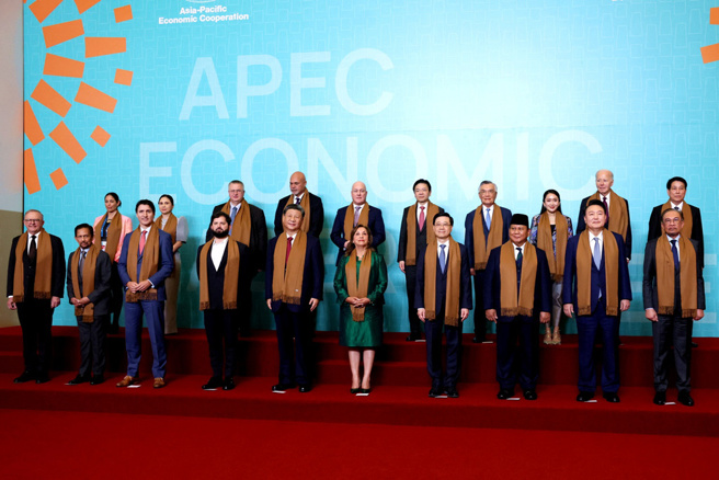 2024秘魯亞太經濟合作（APEC）峰會16日落幕，領袖大合照中，中國大陸國家主席習近平站在第1排中央，美國總統拜登則站在第2排角落。（路透社）