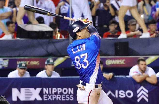 在第七局敲出三分炮的林立，就被捕捉到和恰恰彭政闵讨论战术，画面超像在订饮料。（图／刘宗龙摄）